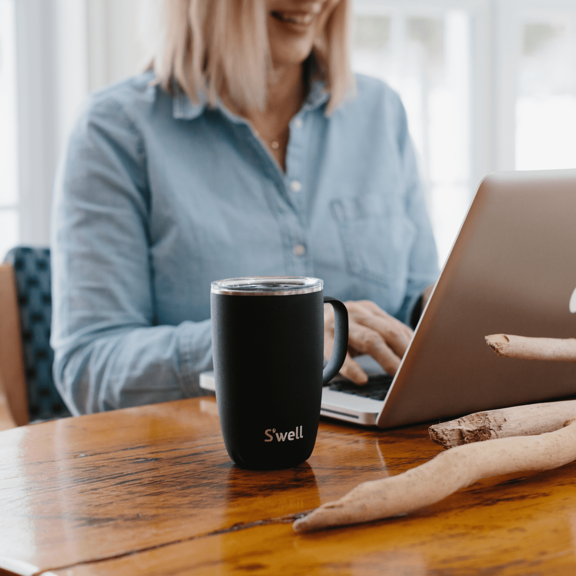 mug-16oz-r1 Swell-16oz-Mug-Onyx-Lifestyle-1.png