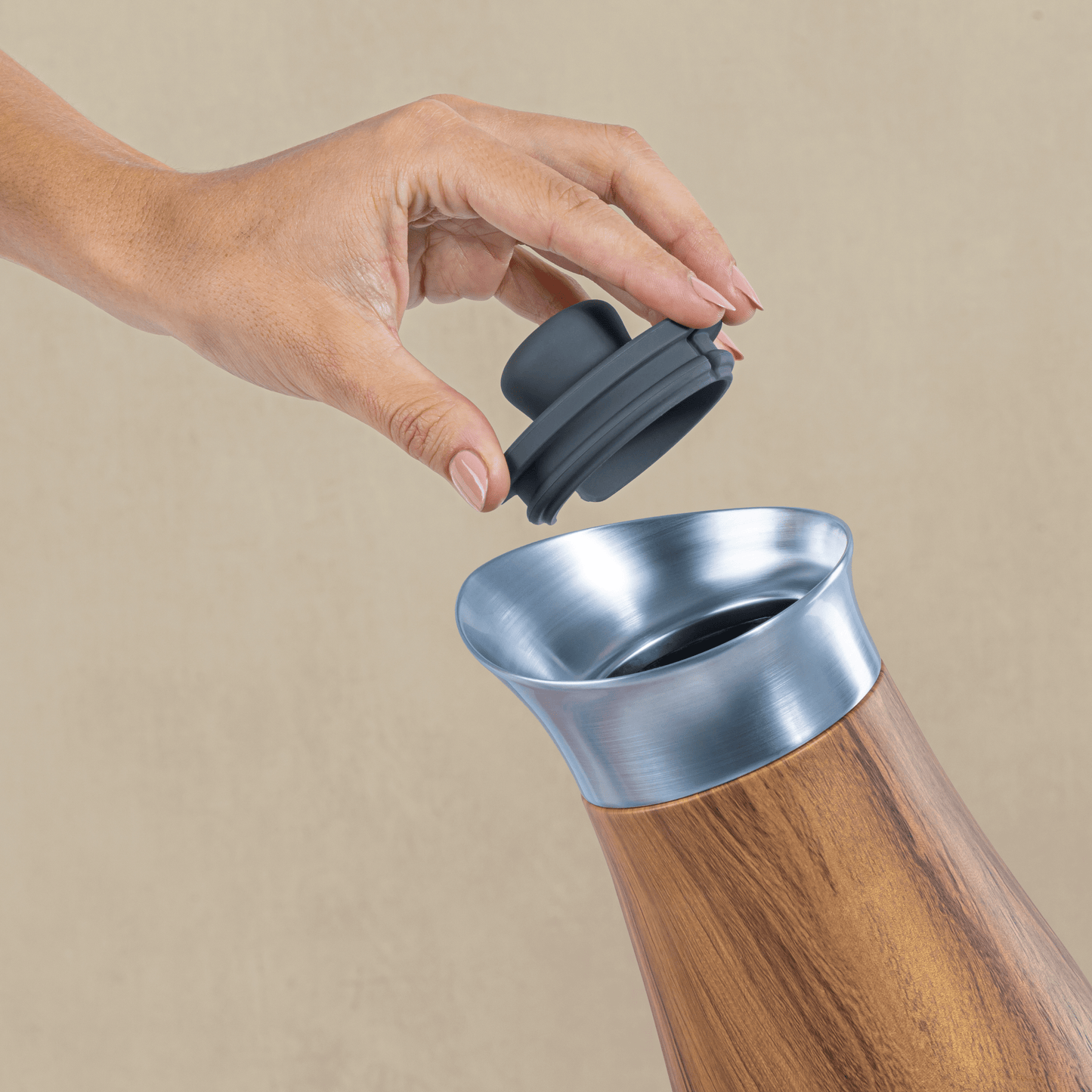 carafe-with-lid-o6 Swell-Carafe-Teakwood-Lifestyle.png