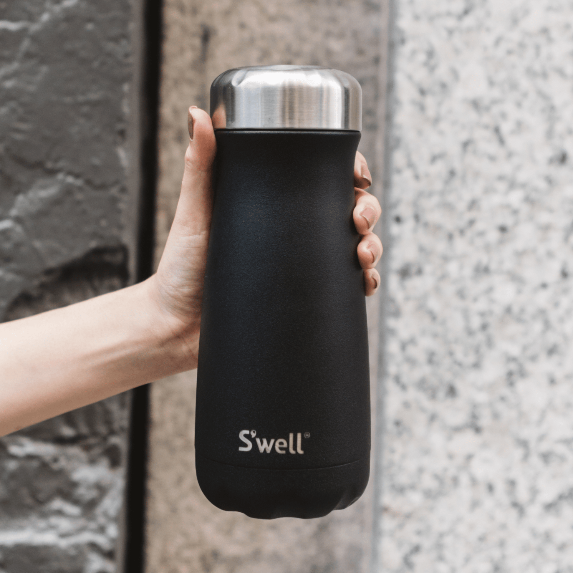 traveler-16oz-m4 Swell-Water-Bottle-Traveler-16oz-Black-Onyx-Lifestyle-1.png
