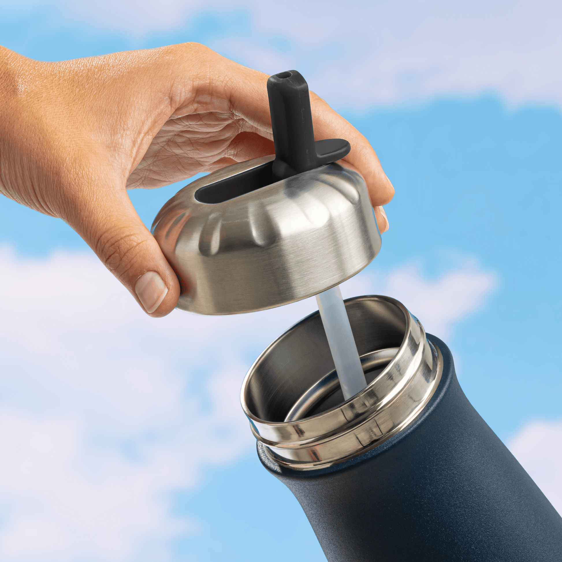 traveler-flip-straw-lid-o2 Swell_Flip_Straw_Cap_Traveler-Straw-Down-Bottle-1.png